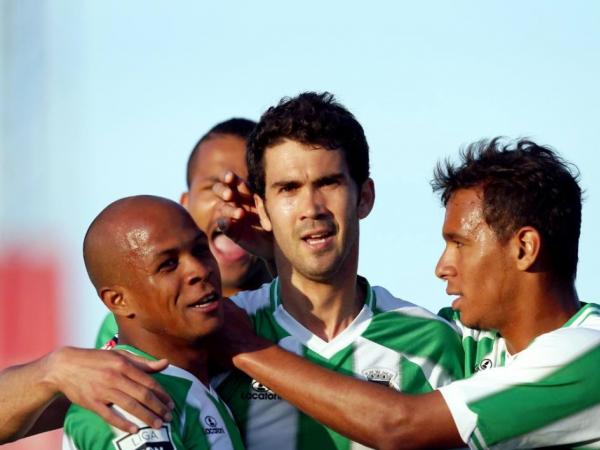 Marcelo, ao centro, comemora seu gol