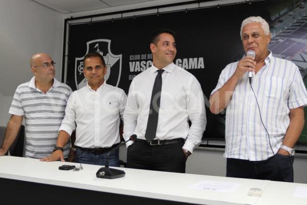 Gustavo Bastos ao lado de Dinamite no dia do lanamento do projeto Vasco/Racing de Futebol 7