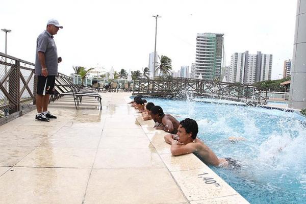 Vasco faz treino regenerativo em piscina de hotel em So Lus
