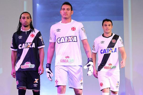 Everton Costa, Gabriel Flix e Kleber apresentam os novos uniformes do Vasco