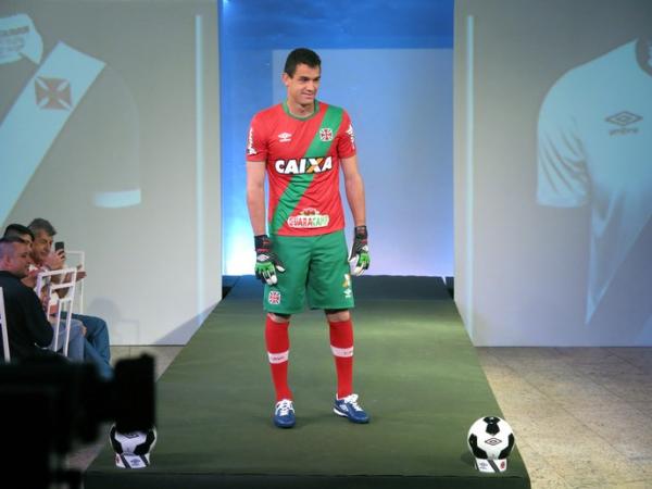 Goleiro Rafael Copetti mostra o uniforme 2 de goleiro em referncia a Portugal
