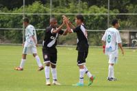 Paulinho e Guilherme comemoram um dos gols vascanos