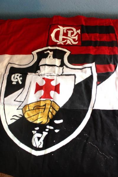 Bandeira do time rene os dois escudos