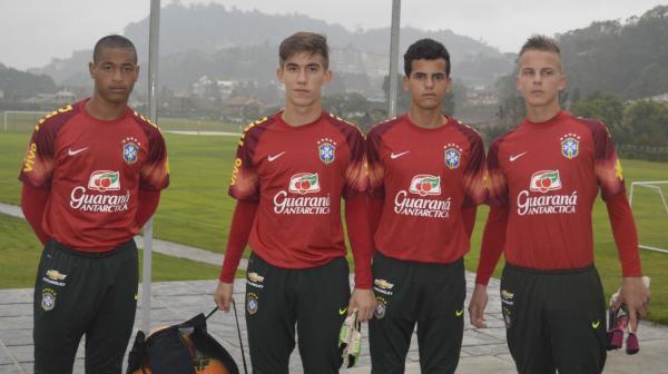Na foto, os goleiros Lucas Alexandre (Vasco), Arthur Gazze (So Paulo), Mateus Diogo (Internacional) e Diego de Souza (Cricima)