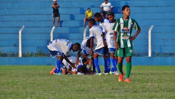 Vitor Lins foi abraado aps o seu 10 gol pelo CSA no Alagoano sub-17