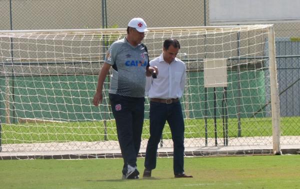 Joel e Rodrigo Caetano conversam no gramado do CFZ, antes do treino do Vasco