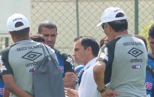 Rodrigo Caetano fala com os jogadores, observado pelo tcnico Joel Santana