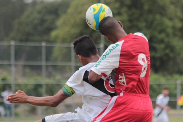Caio Monteiro disputa bola com defensor adversrio