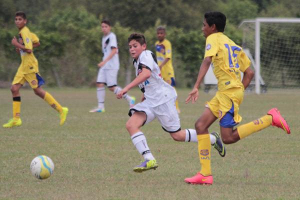 Caio Rosa disputa bola com jogador do tricolor suburbano