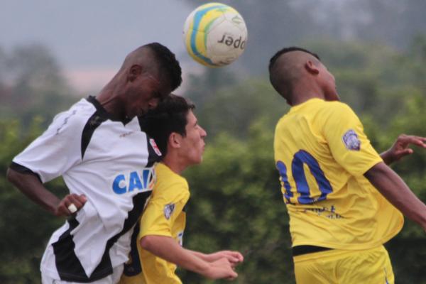 Henrique disputa bola com atletas do Madureira
