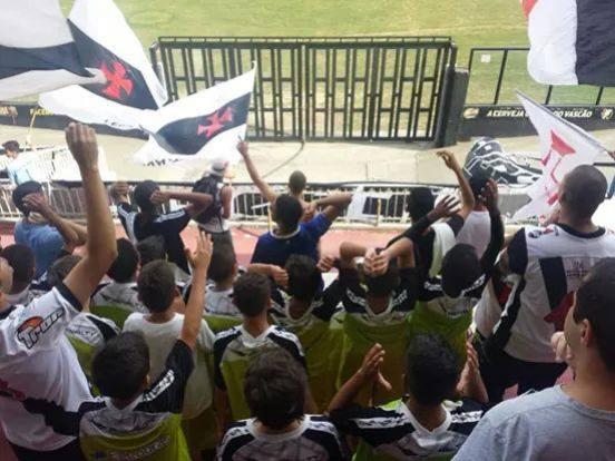 Meninos do futsal foram para a arquibancada empurrar equipe sub-20 de futebol, que venceu o Santos pela Copa do Brasil.