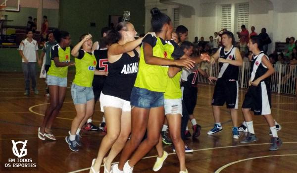 Meninas do futebol feminino foram ao basquete e puxaram junto com os jogadores o Trem Bala da Colina, nas Laranjeiras.