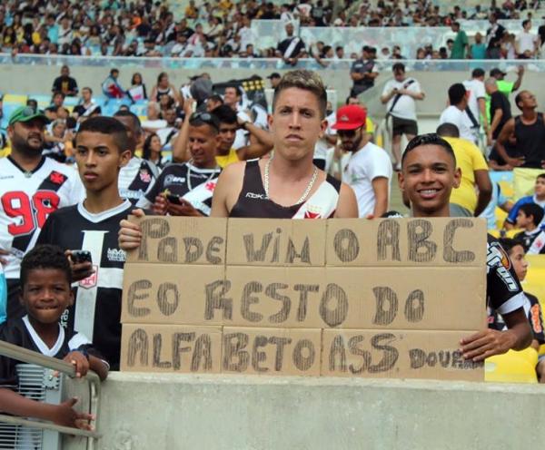 Otimistas, torcedores levaram cartazes de apoio ao Vasco