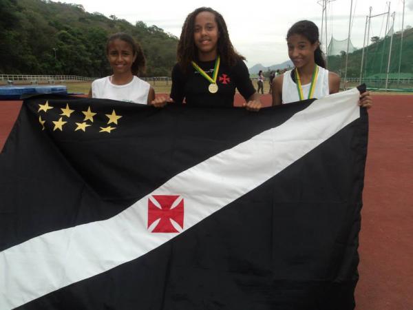 Luisa Sobreira posa para foto com bandeira do Vasco