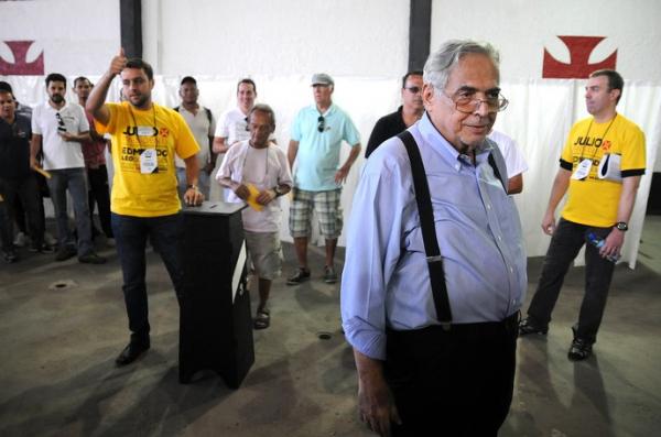 Julio Brant vota observado de perto por Eurico Miranda