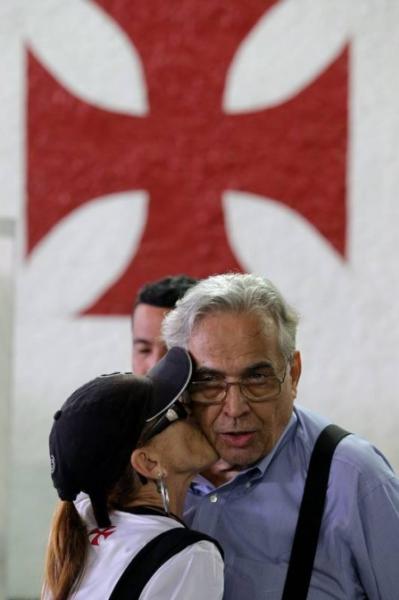 Eurico Miranda, candidato  presidncia do Vasco, ganha beijinho no rosto