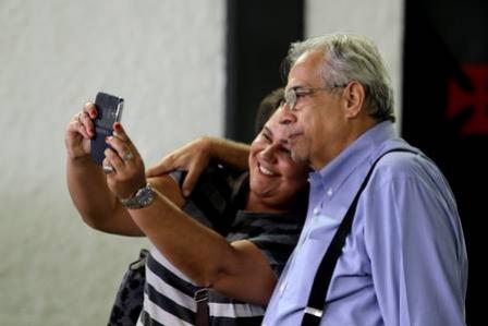 Scia do Vasco faz uma 'selfie' com Eurico Miranda, candidato  presidncia do Vasco
