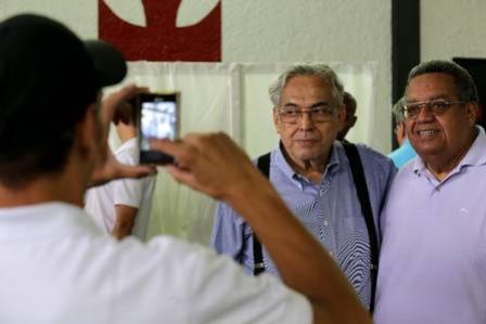 Eurico Miranda posa com torcedor do Vasco durante eleio para presidente