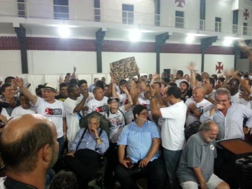 Eurico Miranda e seus eleitores festejam a vitria nas eleies