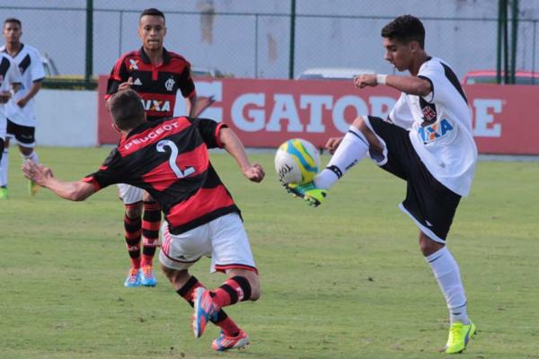 Linnick disputa bola com jogadores do Flamengo
