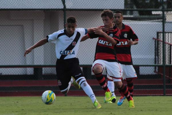 Volante Joo Bernardo ajudou a segurar do Flamengo no primeiro tempo