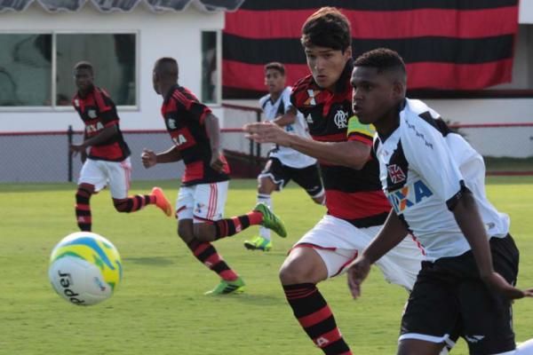 Jackson Neneca encara defensores do Flamengo