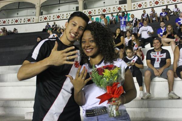 Willian Marques e Paula Mendes selaram o amor na Colina