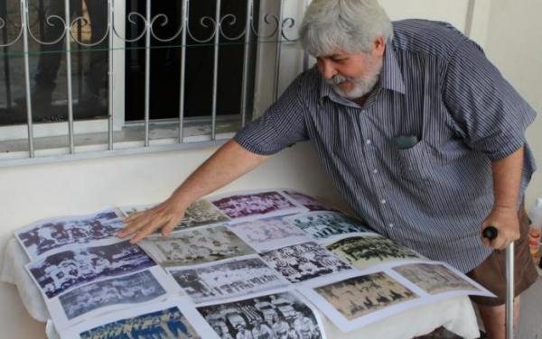 Francisco Carlos exibe as fotografias catalogadas por ele, enquanto conversa sobre o futebol amazonense.