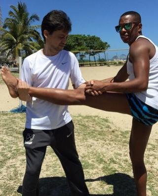 Alex Evangelista ajuda Robinho durante frias no Rio de Janeiro