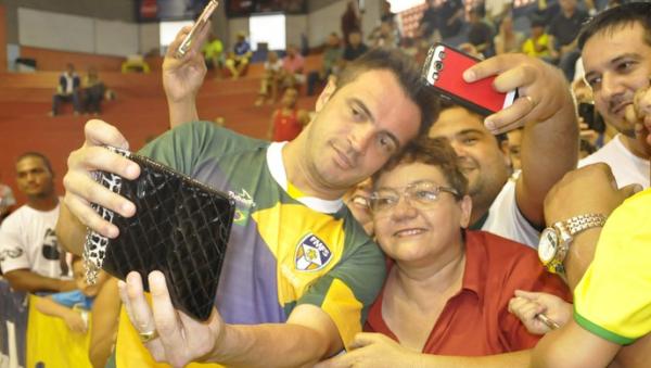 Falco participou de amistoso em Cuiab e deu show de simpatia com os torcedores