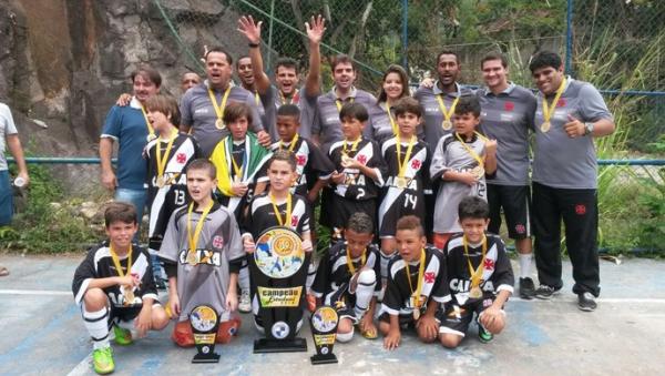 Guga com o restante da equipe vascana campe do Sub-9 de Futsal