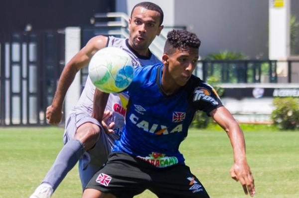 Caio Monteiro disputa bola com jogador adversrio