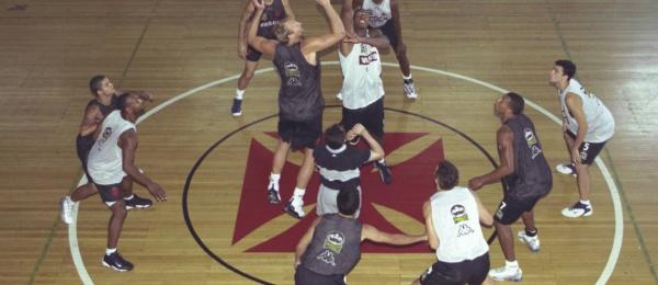 Bons tempos. Treino da equipe de basquete do Vasco, na poca campe brasileira e sul-americana, no ginasio de So Januario em 2001