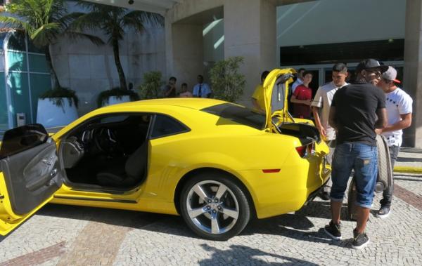 Alex Teixeira e Wellington Nem chegam de Camaro amarelo em hotel do Shakhtar no Rio de Janeiro