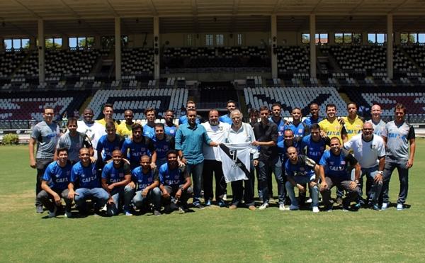 Presidente Eurico Miranda e o elenco de Futebol 7 para 2015 em So Janurio