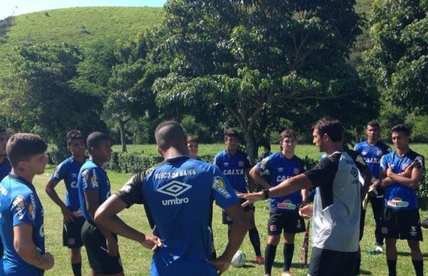 Treinador Rodney Gonalves orientando jogadores em Taubat