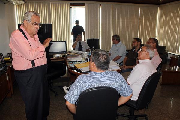 Presidente Eurico Miranda recebeu na sala da presidncia os diretores da ACERJ.