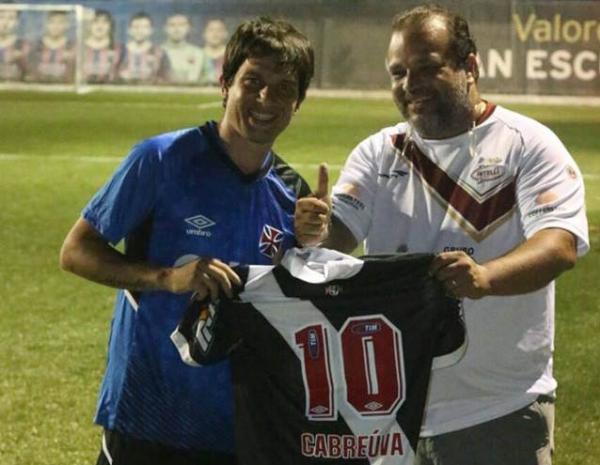 Cabreva recebe camisa do Vasco das mos de Carlos Gandola, idealizador do projeto