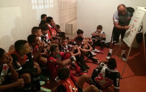 Treinador Marcos Aurlio conversa com os atletas antes da partida