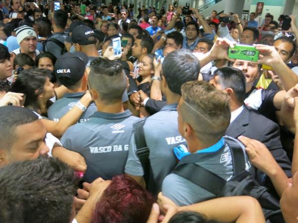 Elenco do Vasco teve dificuldades para deixar o aeroporto. Bernardo (ltimo da fila) foi um dos mais assediados pelos torcedores em Manaus
