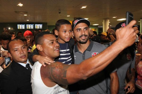 Douglas Silva recebe o carinho dos torcedores durante o desembarque