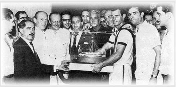 Jogadores, comissão técnica e dirigentes vascaínos com o troféu