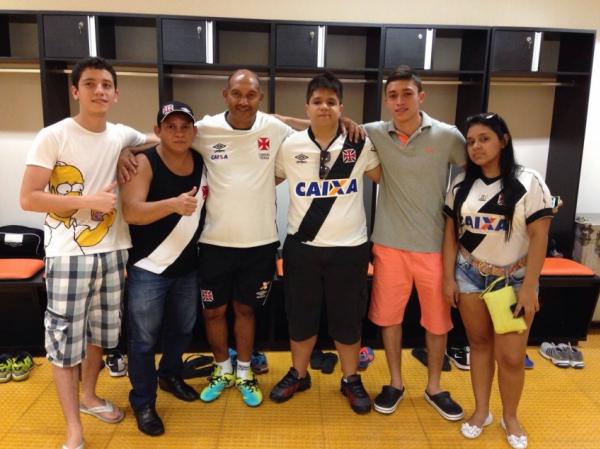 Roupeiro Niltinho recebeu os torcedores na Arena da Amaznia