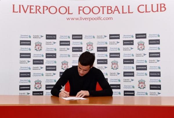 Coutinho assina novo contrato com o Liverpool, que deve durar at 2020