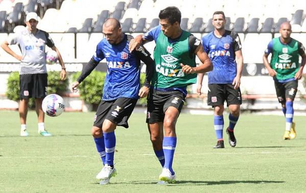 Marcado por Julio dos Santos, Guiazu protege a bola no treino do Vasco