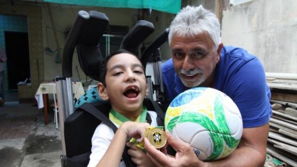 Pequeno Joo Pedro, de 7 anos, ao lado de seu benfeitor, Luiz Elias, de 59