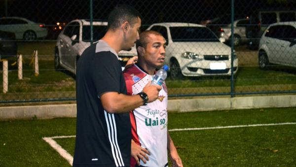 Jos Aldo recebe as instrues do treinador antes de entrar em campo contra o Vasco