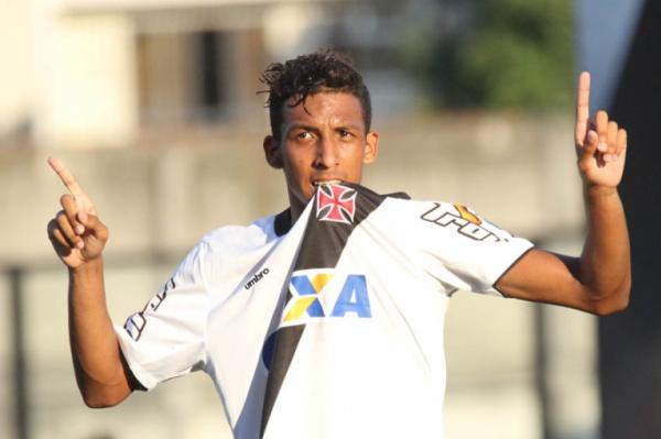 Atacante Caio Monteiro festeja gol marcado na Colina