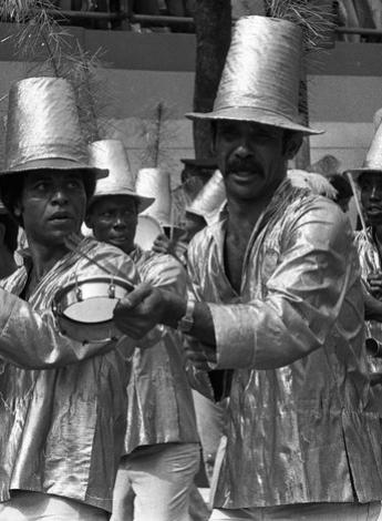 Brito e seu tamborim em um desfile da Mangueira, nos anos 70