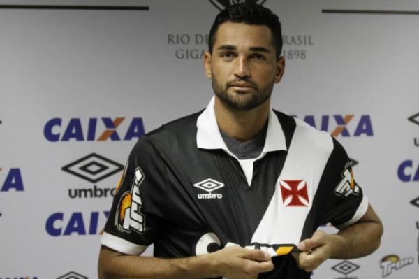 Gilberto posa com a camisa do Vasco em So Janurio